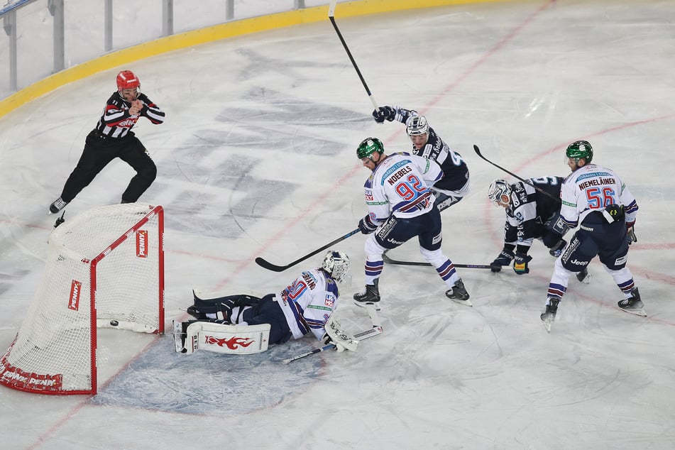 Da zappelt der Puck im Tor: Die Eislöwen gehen durch Tomas Andres mit 1:0 in Führung.