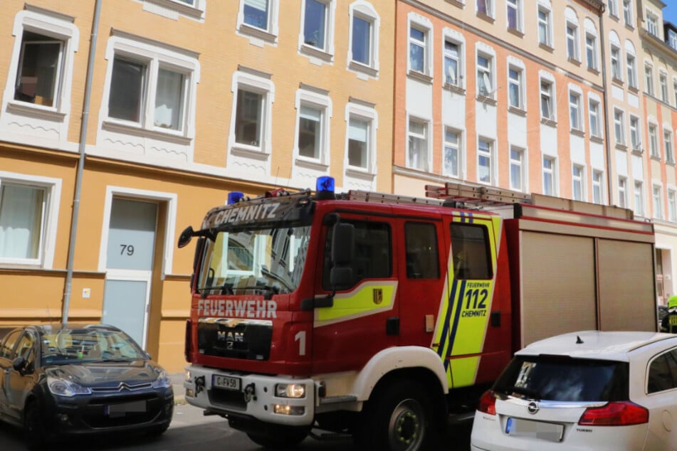 Chemnitz: Feuerwehreinsatz in Chemnitz: Brand in Hinterhof lässt Scheiben zerspringen