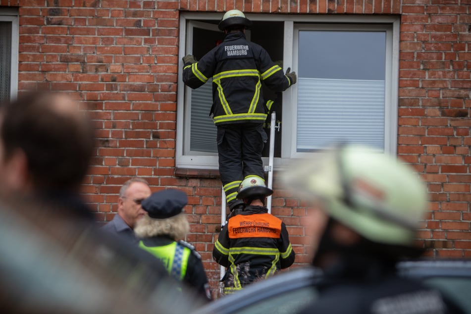 Über die Fenster und die Balkone der Bewohner musste die Feuerwehr am Mittwoch mehrere Bewohner per Leiter vor den Rauchschwaden retten.