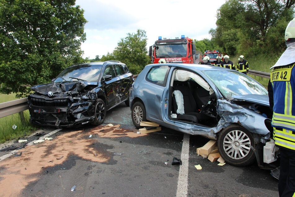 Ein Mann war zunächst in einem der Fahrzeuge eingeklemmt und musste von Kameraden der Feuerwehr aus dem Auto befreit werden.