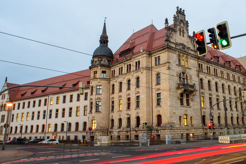 Das Verwaltungsgericht Magdeburg enthob einen Beamten aus Klötze aus dem Dienst. (Symbolbild)