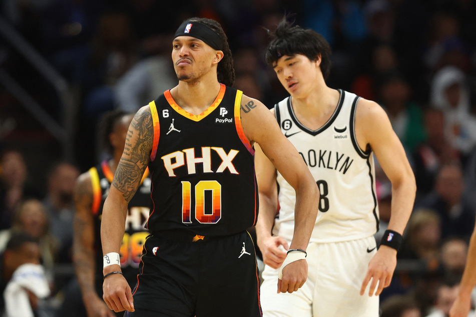 Damion Lee (l.) reacts after a rebound shot as the Phoenix Suns defeat the Brooklyn Nets to snap a three-game skid.