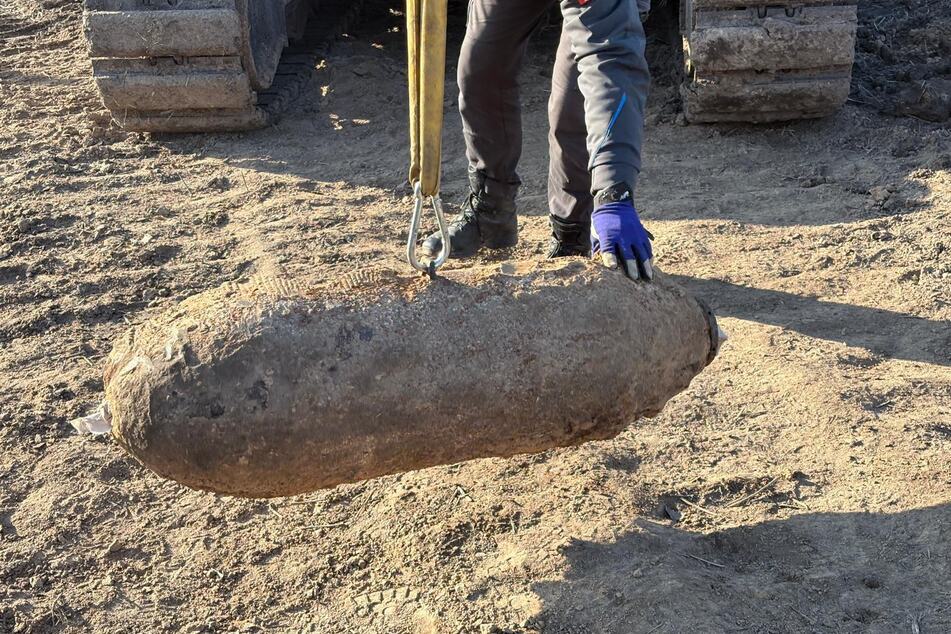 Die Bombe ist inzwischen entschärft. Die Evakuierung ist aufgehoben.