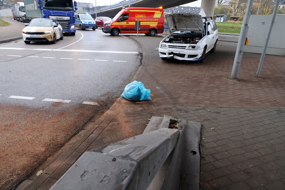 Der Opel krachte am Montagvormittag gegen die Leitplanke einer Brücke am Chemnitzer Südring.