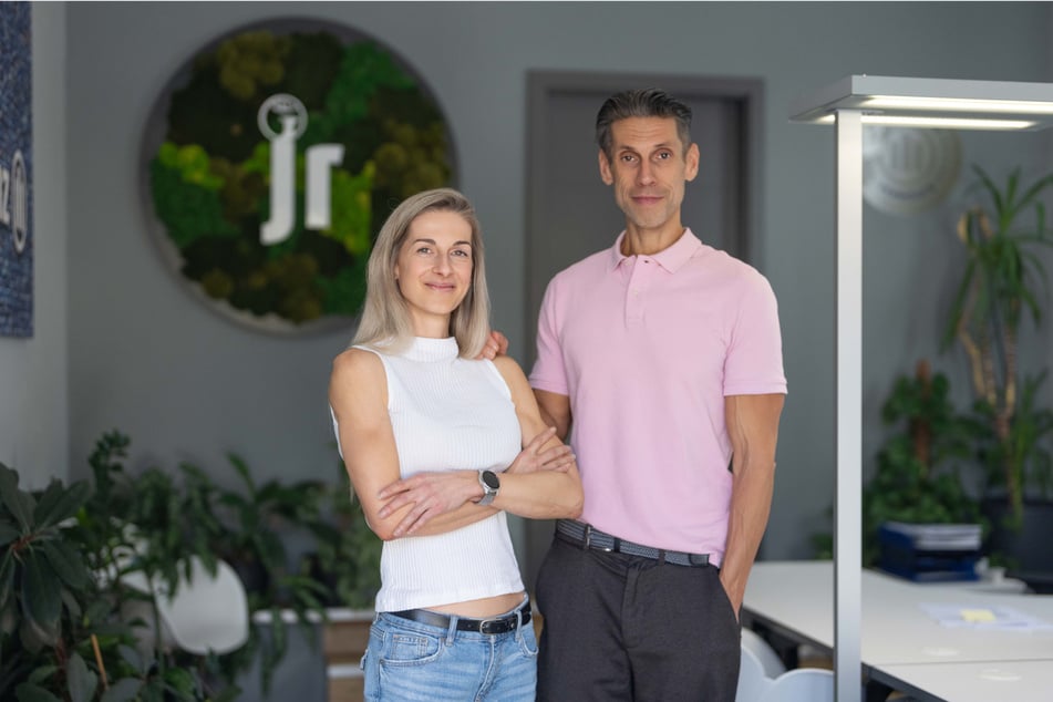 Hinter jeder starken Frau steht auch ein starker Mann: Susann (43) und Jens Röwekamp (47).