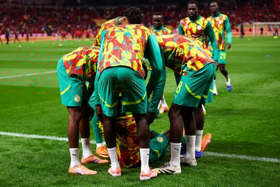 Ousseynou Niang (24) brach während des Warm-ups zusammen und musste von seinen Mitspielern vom Feld gebracht werden.