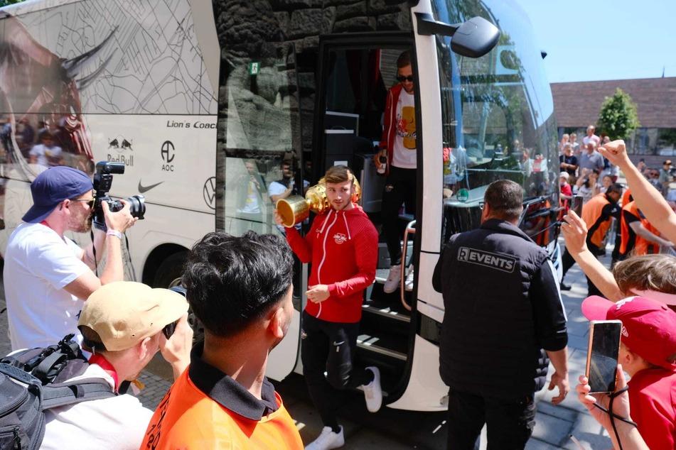 Timo Werner (27) stieg mit als erstes aus dem Bus aus. In seiner Hand: Der DFB-Pokal.