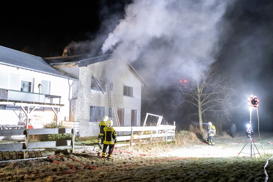 Bei der Ankunft der Einsatzkräfte breitete sich das Feuer bereits von der Wohnung auf die Dachdämmung aus.