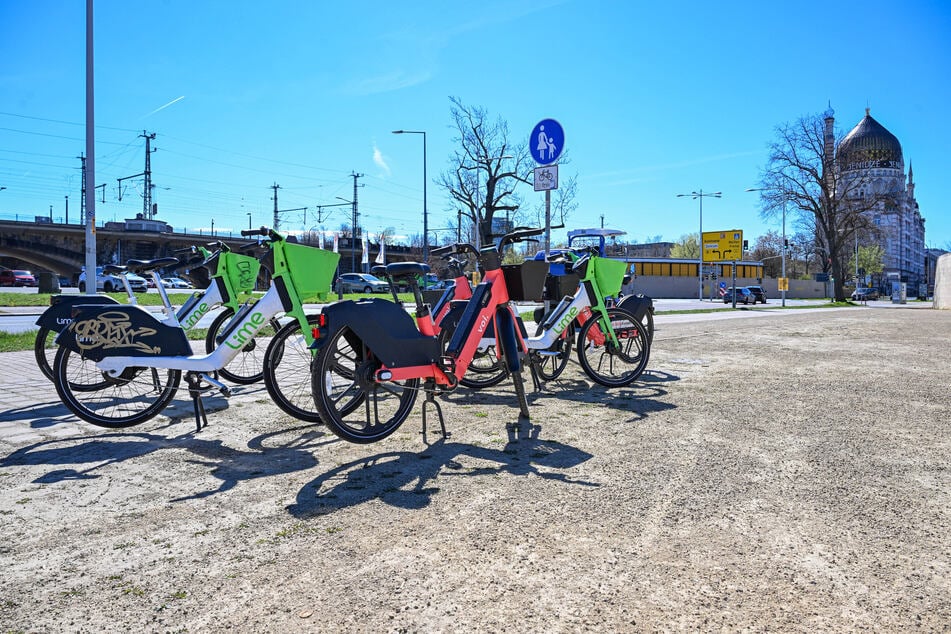 Bleiben durfte Ami-Anbieter "Lime" mit seinen grün-weißen E-Bikes, die jetzt vom schwedischen Anbieter "Voi" Konkurrenz erhalten.
