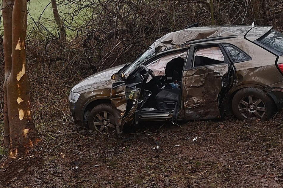 Audi kracht gegen einen Baum: Fahrer (73) lebensbedrohlich verletzt