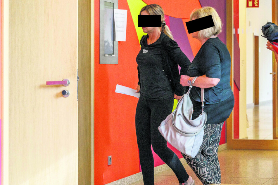 Annemarie (r, 69) und ihre Tochter Jeannette (49) mussten wegen einer "Shoppingtour" vor den Amtsrichter.