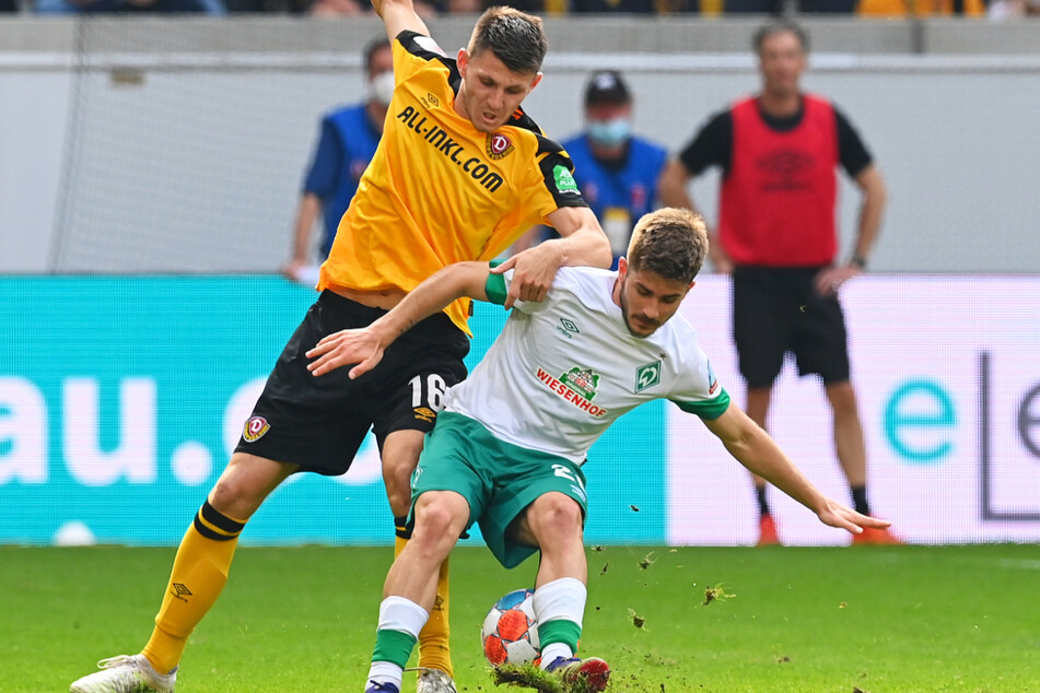 Topspiel ohne Praxis: Robin Becker (24, l.) trennte hier Bremens Romano Schmid (21) vom Ball. Becker glänzte.