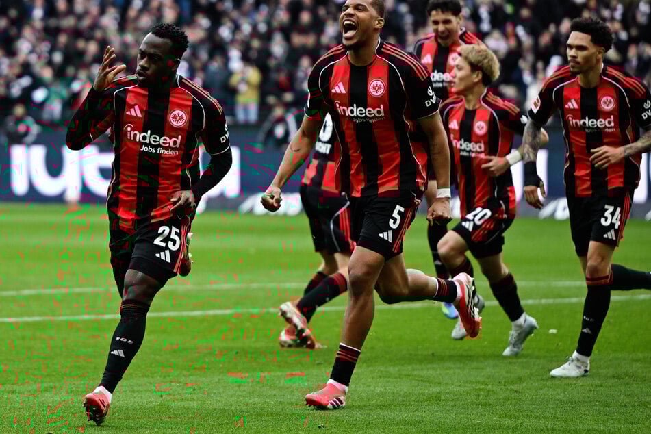 Gegen den 1. FC Heidenheim erzielte Arnaud Kalimuendo (l.) mit seinem erlösenden 1:0 seinen vorerst letzten Treffer für Eintracht Frankfurt.
