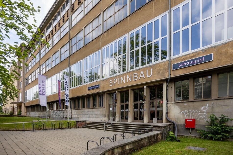 Der Eingang zum Spinnbau.