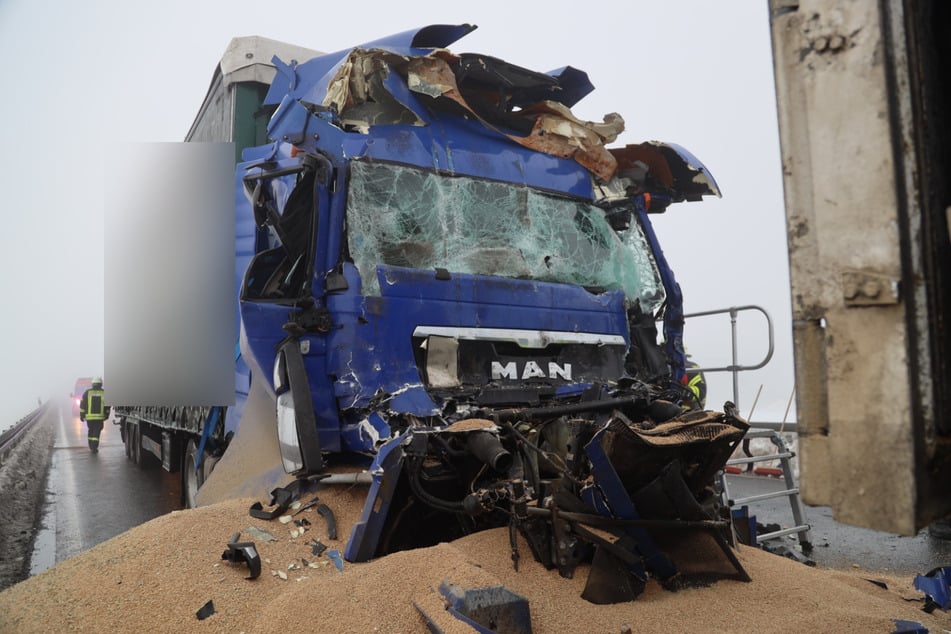 Auf der B174 bei Wolkenstein kam es am Mittwoch zu einem tödlichen Unfall: Ein Lkw-Fahrer krachte frontal auf einen haltenden Laster. Der Mann verstarb noch an der Unfallstelle.