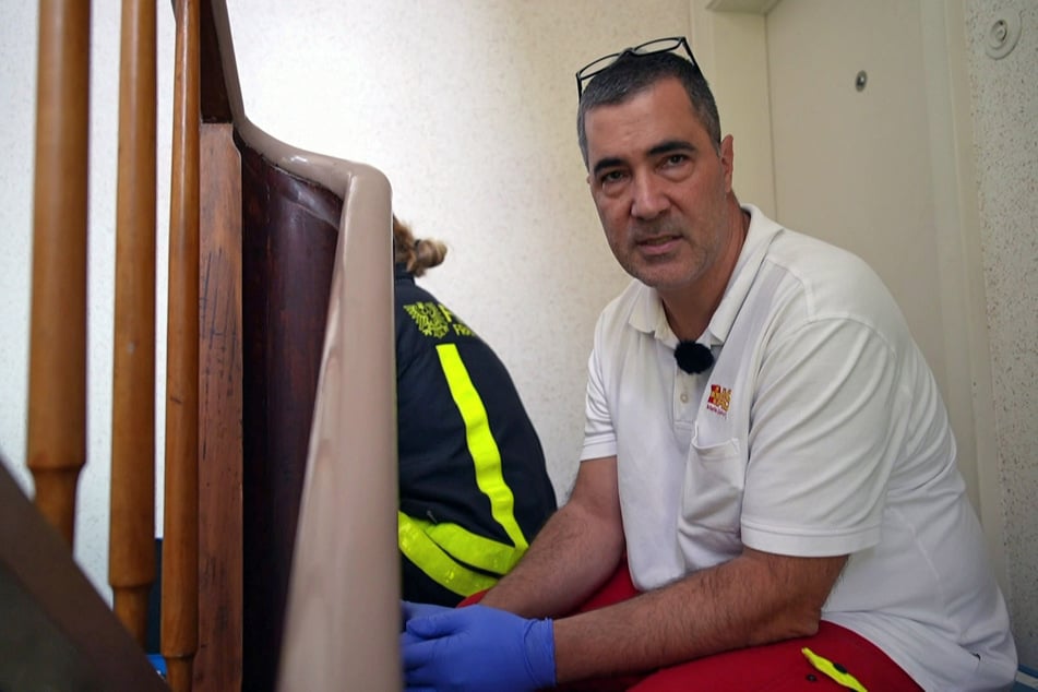 Chris Grüne (45) findet eine seit vier Wochen liegende Leiche in einer Wohnung.