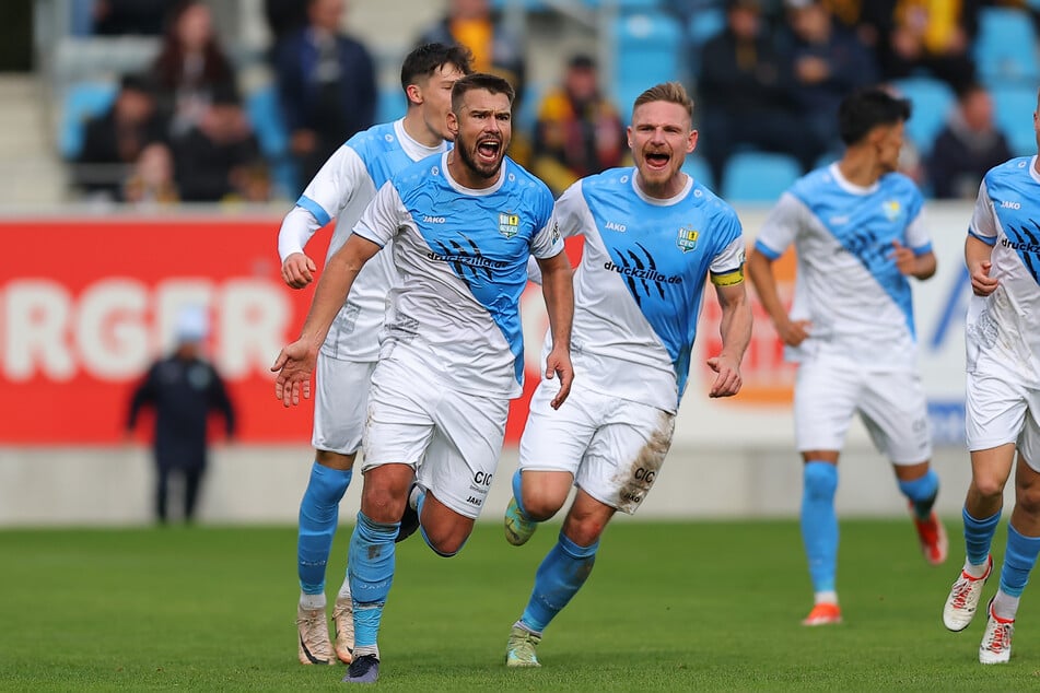 Niclas Erlbeck (l.) jubelt über den 1:1-Ausgleich gegen Dynamo.