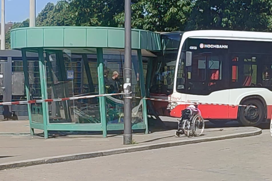 Ein Bus fuhr an der S-Bahn-Haltestelle Veddel in ein Wartehäuschen. Eine Rollstuhlfahrerin wurde schwer verletzt.