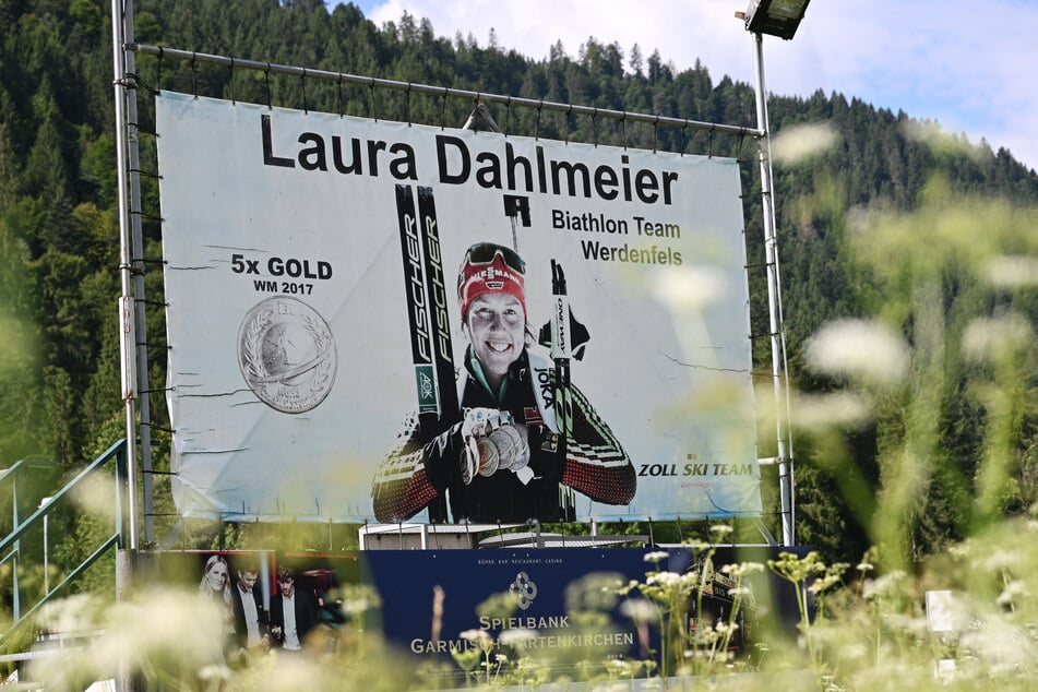 Ein großes Plakat mit Laura Dahlmeier hängt neben der Schießanlage auf der Biathlon Trainingsstrecke nahe Garmisch-Partenkirchen.