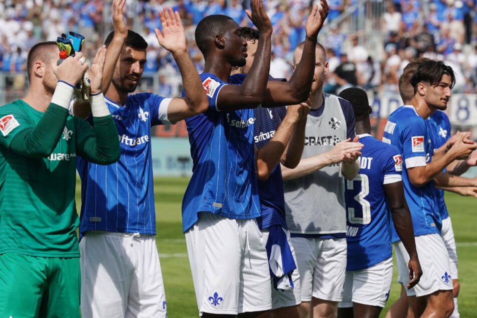 Die Spieler des SV Darmstadt 98 bedanken sich nach dem 6:1-Sieg gegen Ingolstadt beim Publikum.