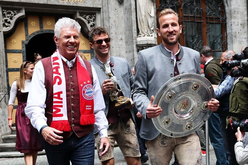 Bei der Meisterfeier im Mai 2025 steht OB Dieter Reiter (l.) neben Harry Kane (r.) vom FC Bayern München.