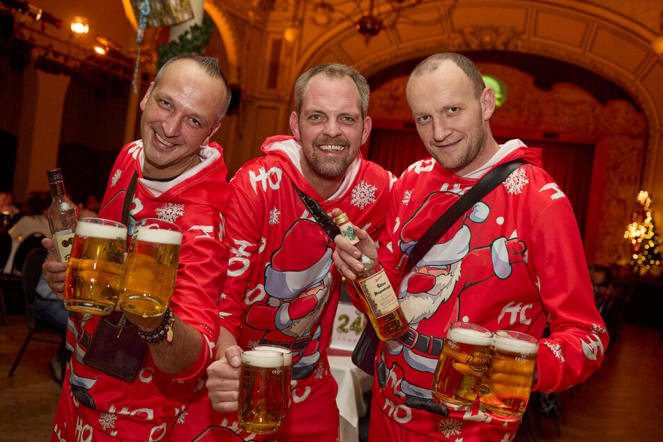 Die Biertheater-Kellner Tobias (v.l.), Max und Daniel bedienen im knalligen Weihnachts-Outfit.