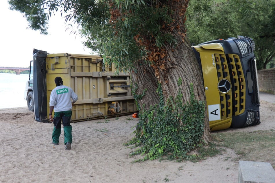 Der Lastwagen muss nun wieder aufgestellt werden