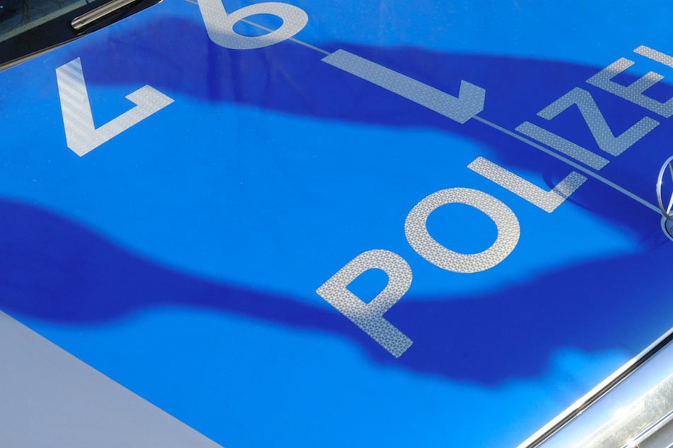 Die Polizei konnte das Auto der Frau schließlich stoppen. (Symbolbild)