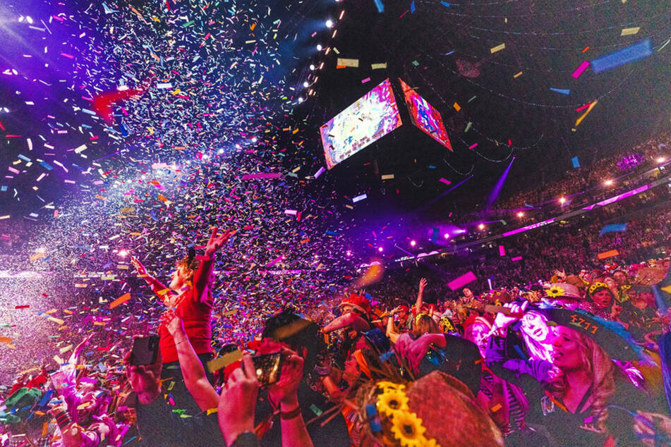Bis zu 250.000 Karnevalisten strömen nach Angaben der Veranstalter Jahr für Jahr zu den Terminen der "Lachenden Kölnarena".