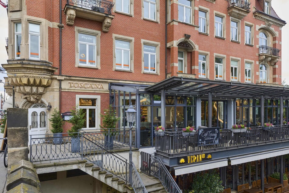 Im "Café Toscana" am Blauen Wunder können Gäste köstliche Torten &amp; Kuchen, aber auch Reliefs genießen.
