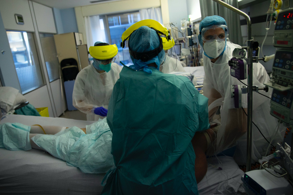 Medizinisches Personal arbeitet auf der Intensivstation für Corona-Patienten in einem Krankenhaus.