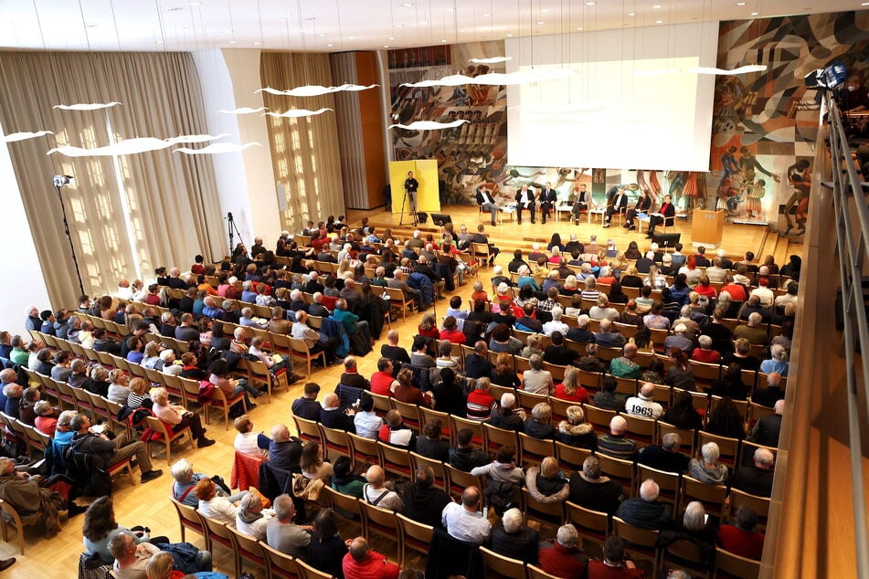 Dresden: Der Saal war voll, die Stimmung aufgeheizt: So lief die Asyl-Debatte in der Dresdner Dreikönigskirche
