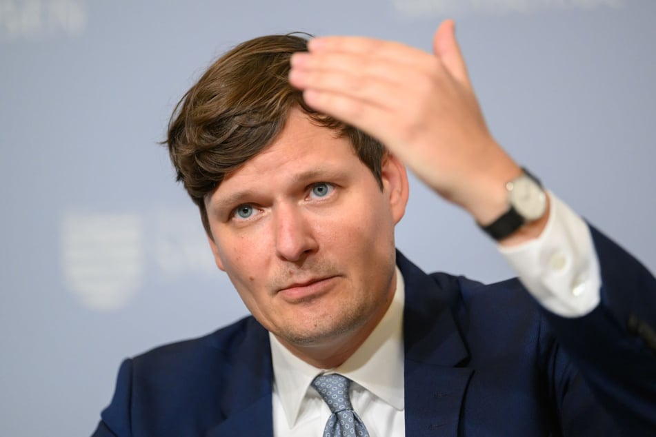 Kultusminister Conrad Clemens (43, CDU) will keine Extremisten als Lehrer.
