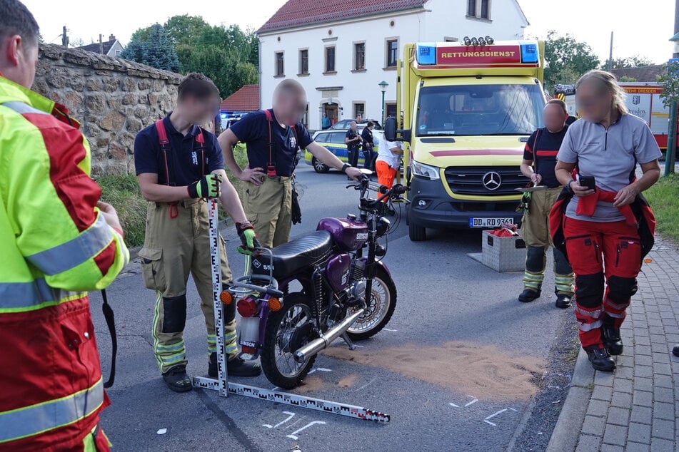 Retter begutachten die Simson.