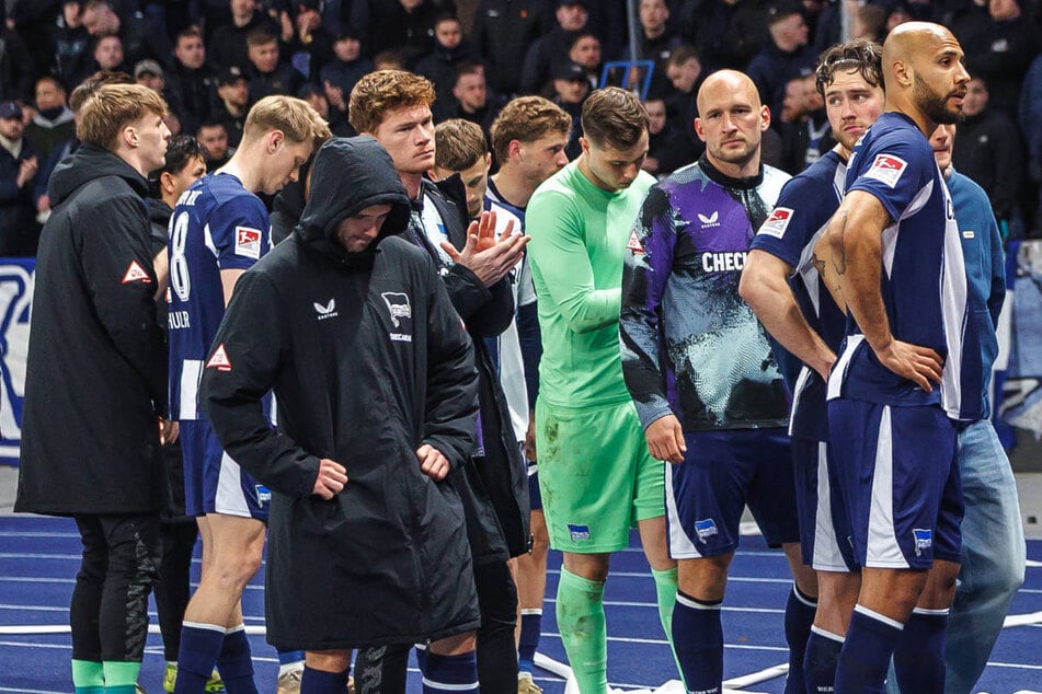 Nach dem Abpfiff sind bei den Hertha-Spielern viele enttäuschte Gesichter zu sehen gewesen.
