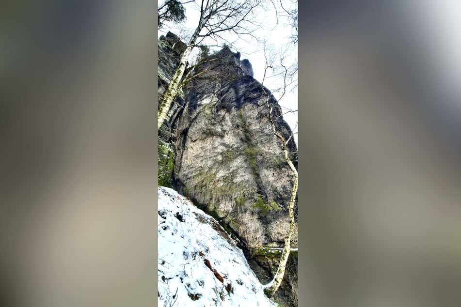 Diese steile Felswand stürzte der 22-Jährige hinab.