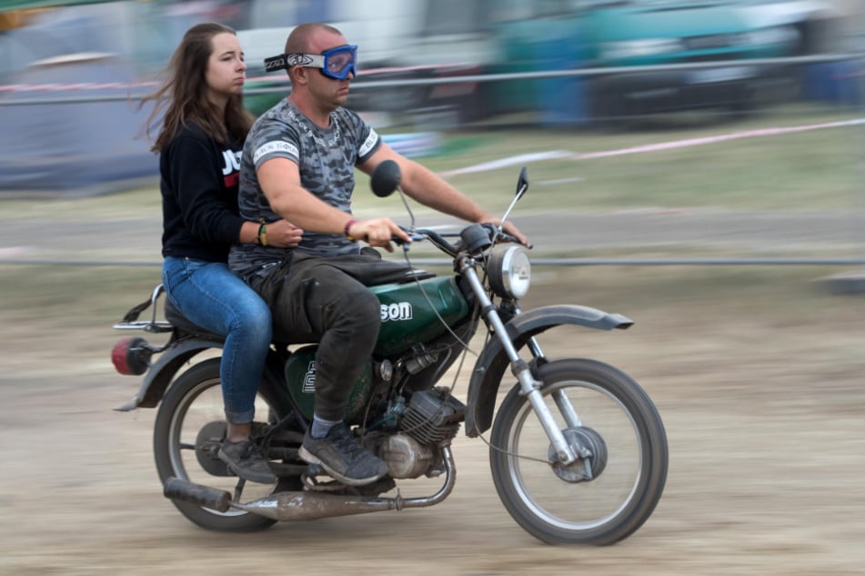 Auf dem Flugplatz in Zwickau finden regelmäßig Simson-Treffen statt.