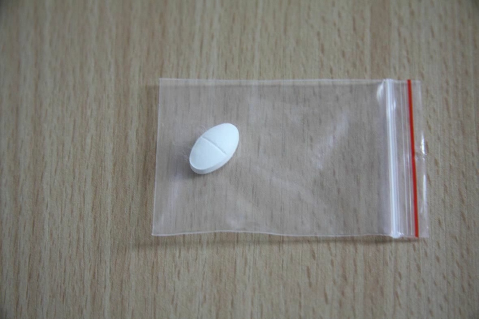 Solche Tütchen mit Tabletten darin wurden an mehreren Orten in Hellerau entdeckt.