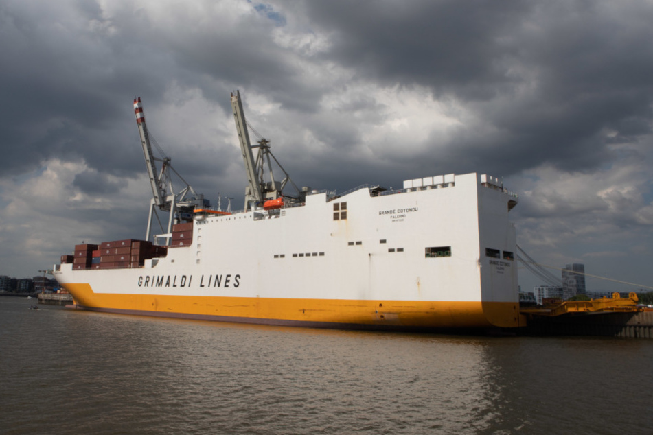 Die "Grande Cotonou" liegt im Hamburger Hafen.