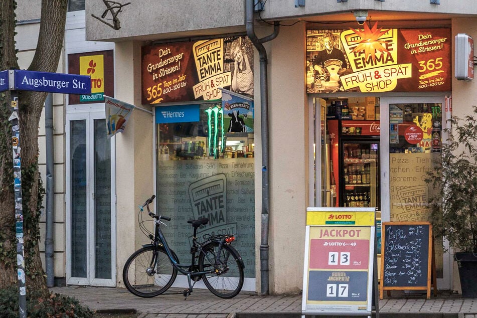 Mit einem Messer wurde der 43-jährige Mitarbeiter im Tante Emma Früh und Spät Shop bedroht, damit er die Kasse öffnet.