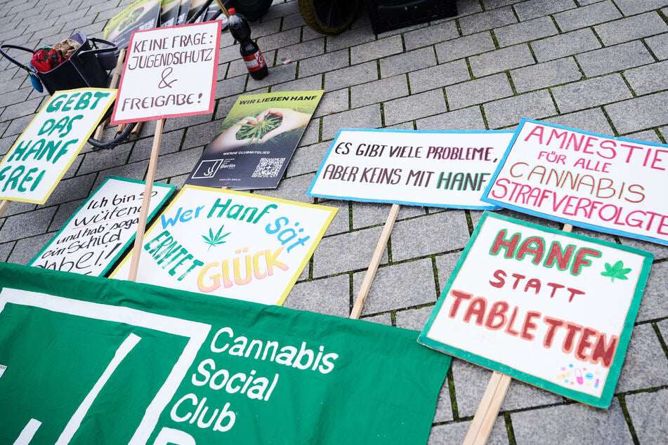 Mit einfallsreichen Sprüchen demonstrierten Hunderte Menschen am Brandenburger Tor für eine schnelle Legalisierung von Cannabis.