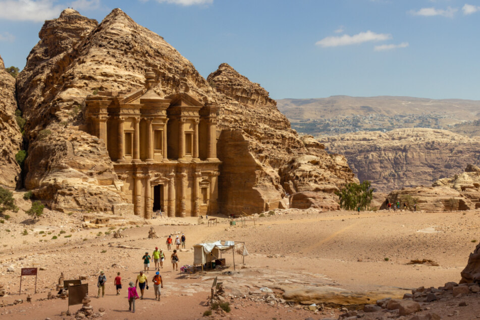 Dieses Jahr stehen ungewohnte Ziele auf der Reiseliste: Waren Sie schon einmal in der Felsenstadt Petra in der jordanischen Wüste?
