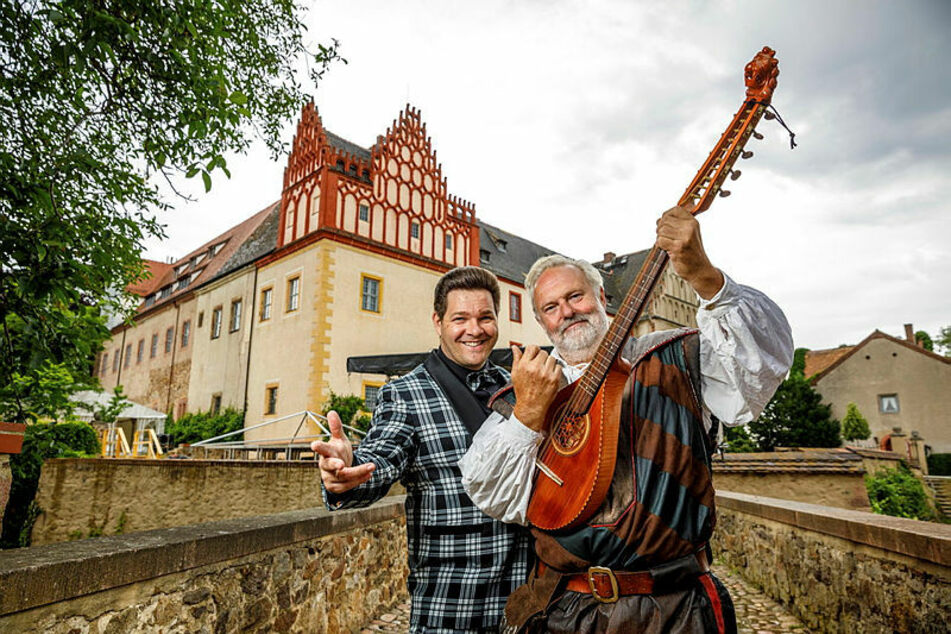 Rock'n'Roller Konrad Schöpe (45, l.) freut sich mit Schlossherr Jochen Rockstroh (60) auf das Festival.