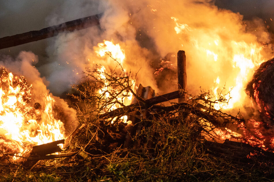 Eine Scheune östlich von Eiterfeld bei Fulda wurde in der Nacht zu Mittwoch durch einen Brand völlig zerstört.