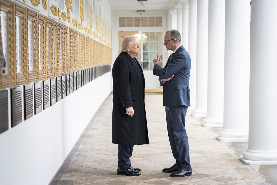Im März, als dieses Foto entstand, haben Kanzler Friedrich Merz (70, CDU) und US-Präsident Donald Trump (79, l.) noch miteinander gesprochen. Jetzt nähern sich beide Seiten nach einer längeren Redepause wohl wieder an.