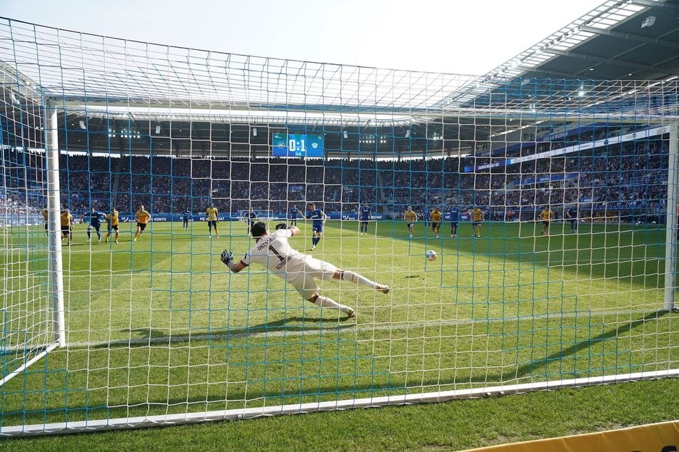 Marvin Wanitzek (32) glich zum 1:1 aus, Tim Schreiber (23) hatte sich für die falsche Seite entschieden.
