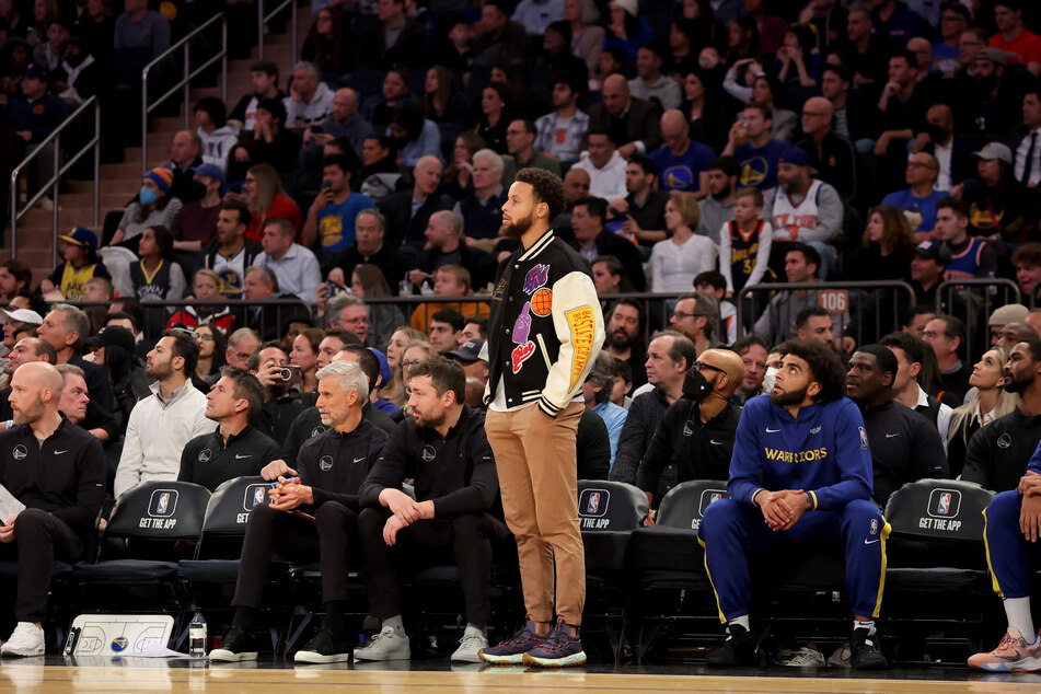 The injured Steph Curry watches on as the Warriors lose on the road again, this time to the Knicks.