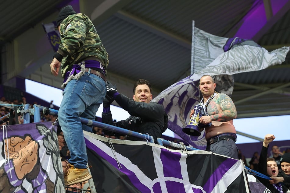 Da strahlt er: Marcel Bär (22, M.) stand mit dem Megafon auf dem Zaun und heizte den Fans ein.