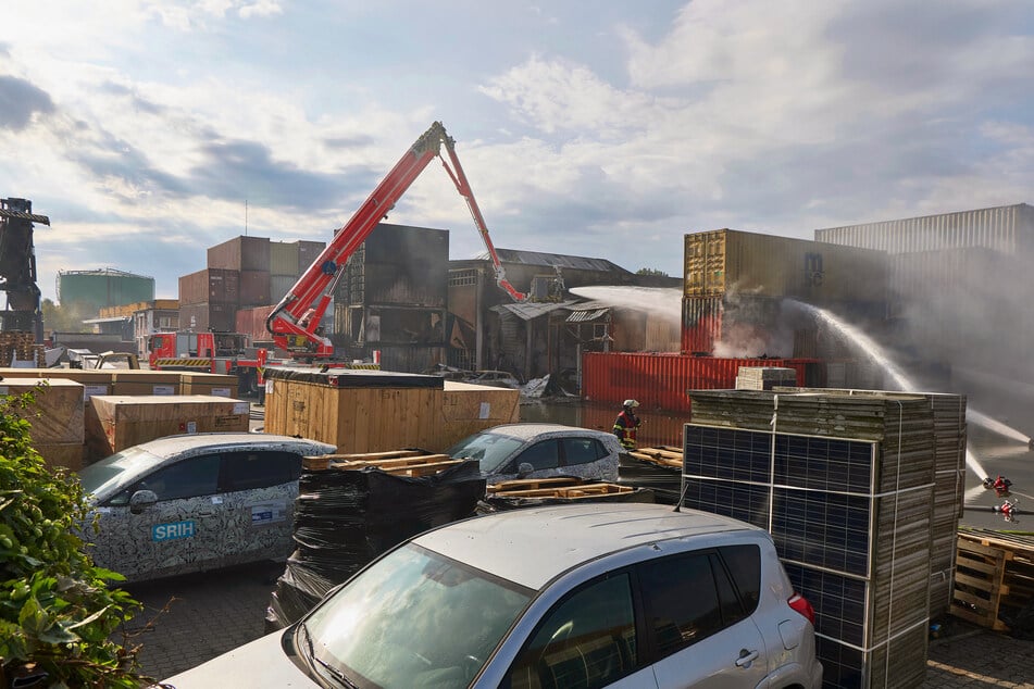 Das Feuer im Hamburger Hafen konnte mittlerweile gelöscht werden.
