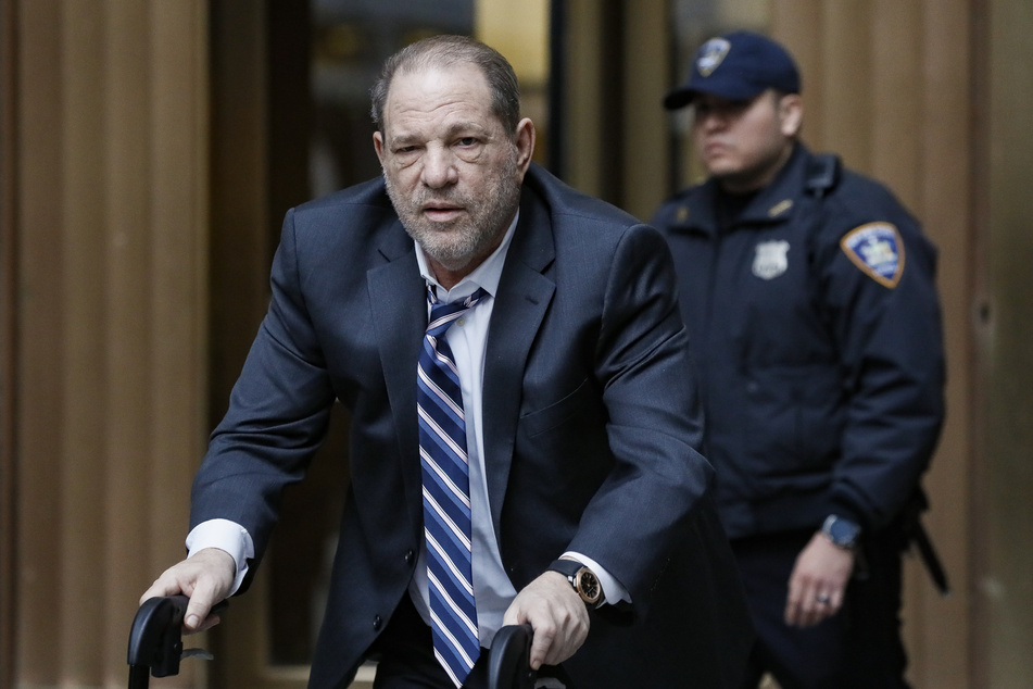 Harvey Weinstein (70), Filmproduzent aus den USA, verlässt die Verhandlung im Prozess wegen Vergewaltigung und sexueller Nötigung an einem New Yorker Gericht.